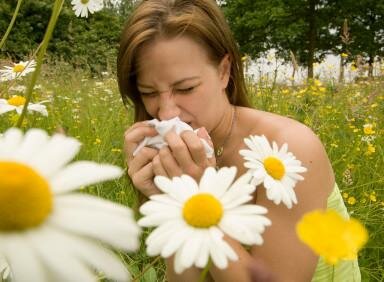 У девушки аллергия на пыльцу растений - поллиноз