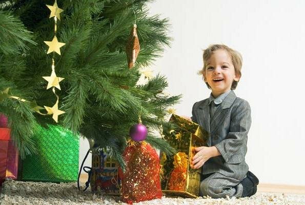 Ребенок и новогодняя елка
