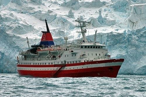Круизный лайнер в Антарктике