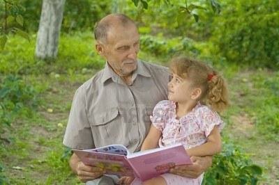 Дедушка читает сказки внучке