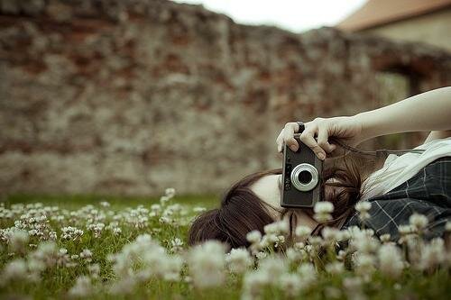 Девушка со стареньким фотоаппаратом