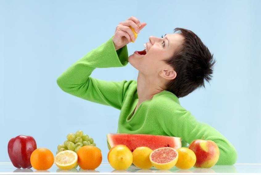 Женщина ест фрукты