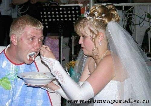 Невеста кормит жениха