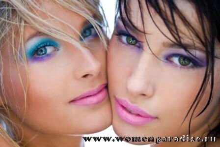 Две молодых красивых девушки с ярким макияжем