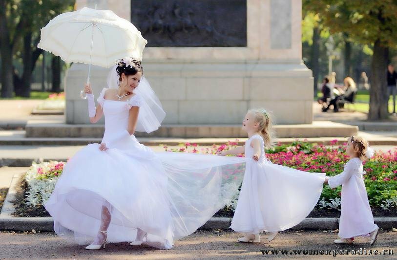 Невеста с ангелочками на свадебной прогулке