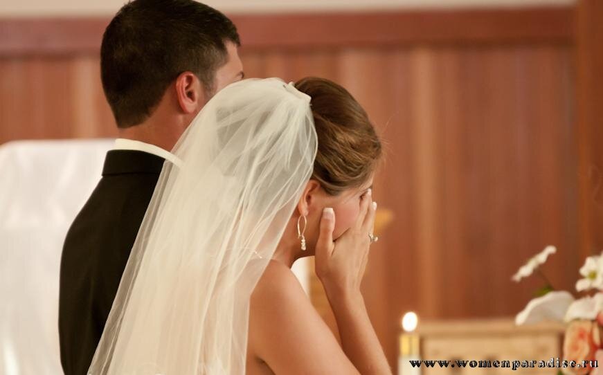 Невеста плачет на регистрации брака