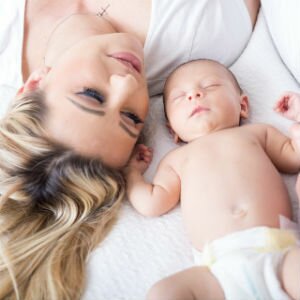 Ребёнок спит на руках: как приучить младенца спать в кроватке